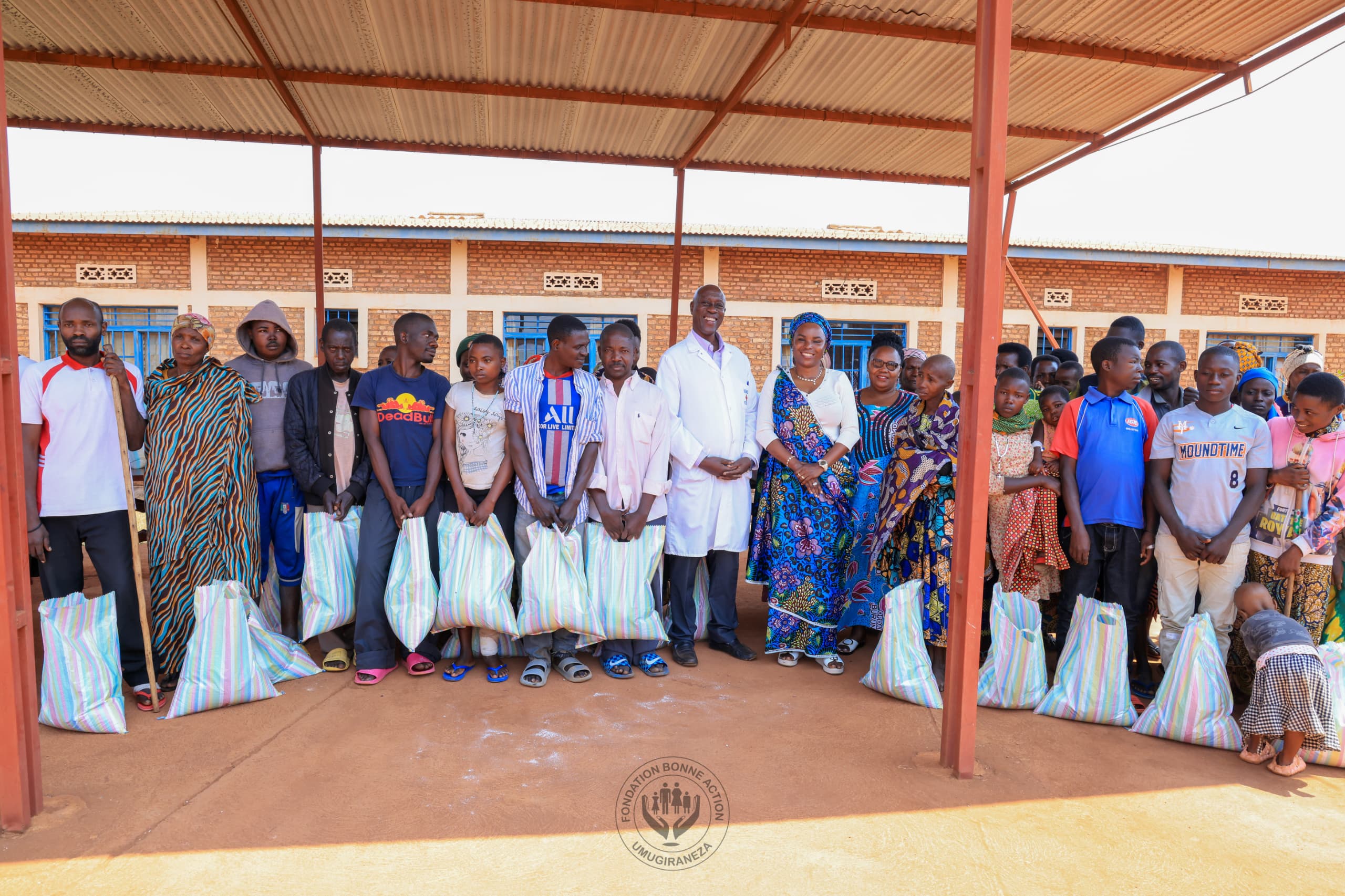 La Famille Présidentielle Soutient les Patients de la Polyclinique Umugiraneza et de l’Hôpital Kibimba